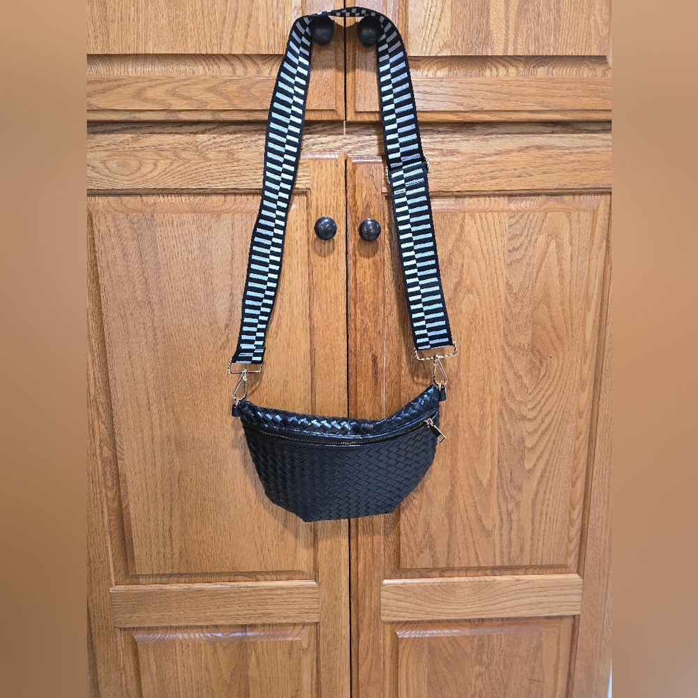 Pretty Simple Crossbody